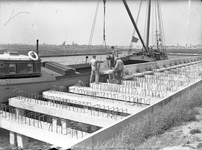 44442 Afbeelding van het stellen van de randbalkstukken op de in aanleg zijnde loswal langs de Noordelijke Insteekhaven ...